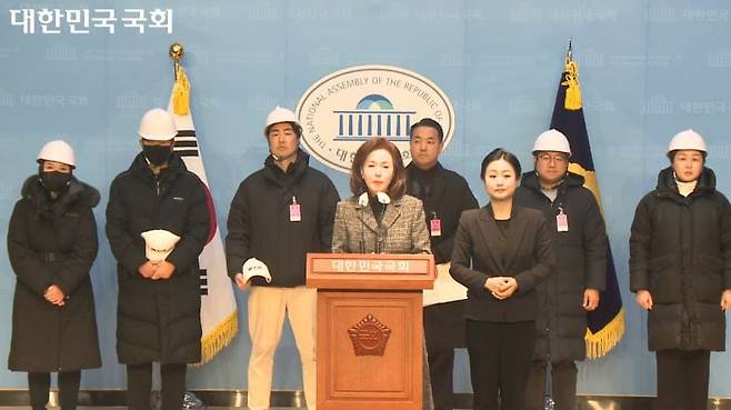 김정현(왼쪽 다섯 번째) 반공청년단 대표가 9일 오후 국회 소통관에서 기자회견을 했다. 기자회견장은 김민전(왼쪽 네 번째) 국민의힘 의원이 사용할 수 있도록 해줬다. /국회 홈페이지 캡처