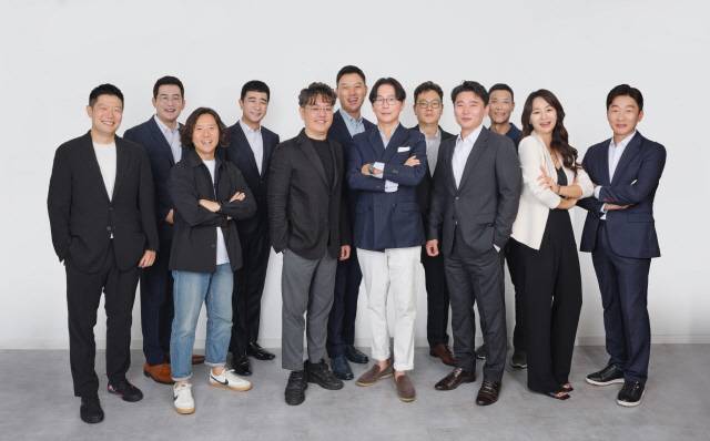 신상용·김병석(가운데) 각자대표와 프리핀스 직원들. 프리핀스 제공