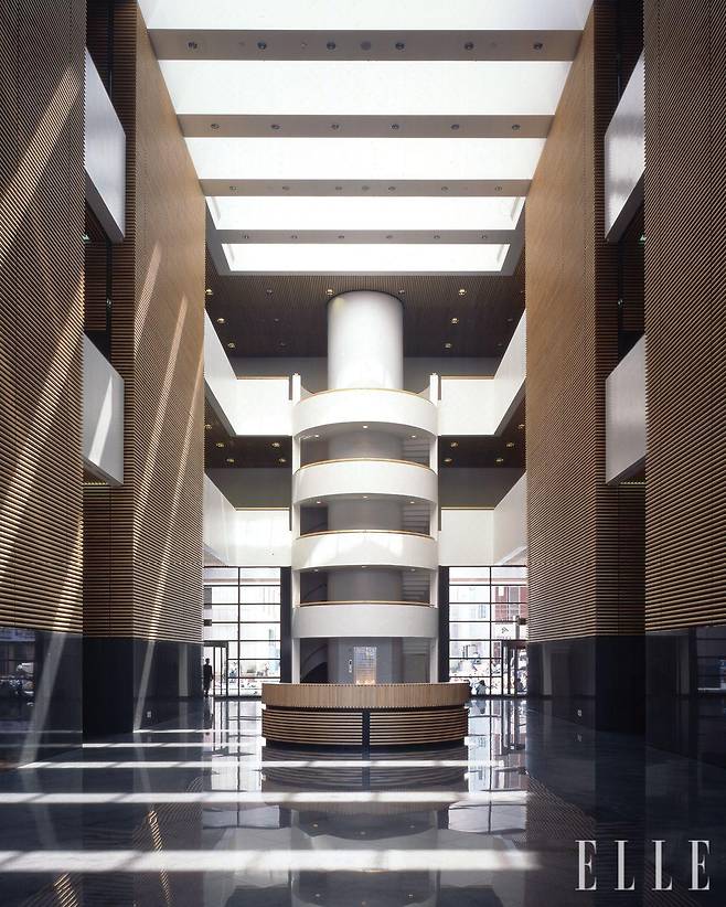 교보타워 중앙 로비는 자연광이 들어오는 유리 천장이 있는 광장처럼 설계됐다.