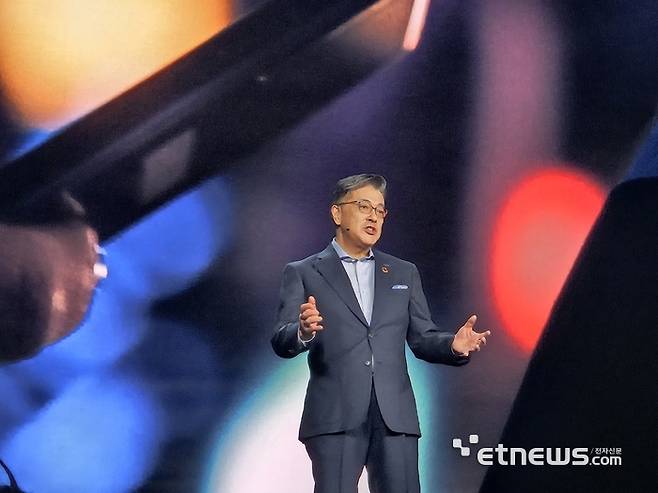 유키 쿠스미 파나소닉홀딩스 그룹 최고경영자(CEO)가 CES 2025가 공식 개막한 7일(현지시간) 기조연설자을 하고 있다.(사진=배옥진기자)