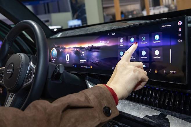 하만의 차량용 앱 스토어 '레디 링크 마켓플레이스(Ready Link Marketplace)'를 체험하는 모습. 하만 제