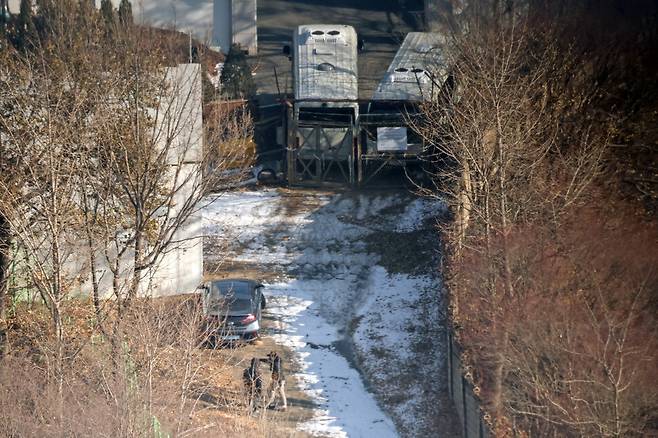 내란죄 피의자 윤석열 대통령에 대한 고위공직자범죄수사처의 2차 체포 영장 집행이 임박한 가운데 9일 오후 서울 용산구 대통령 관저 방향 철문 앞에서 관계자들이 의논하고 있다. 김영원 기자 forever@hani.co.kr
