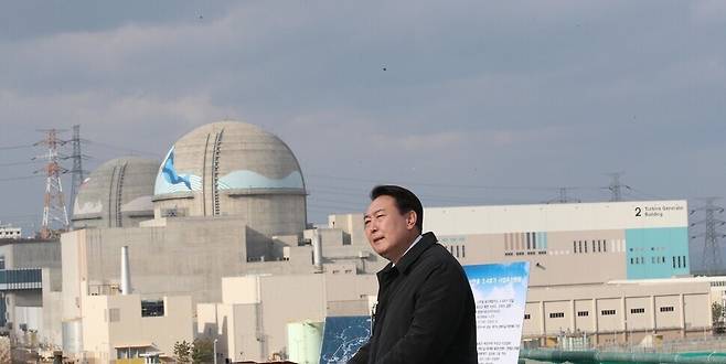 2021년 12월29일 윤석열 당시 국민의힘 대선 후보가 경북 울진군 북면 한울원자력본부를 방문해 신한울원전 3·4호기 부지를 둘러 본 뒤 발언하고 있다. 사진 뒤로 보이는 발전소 돔은 한울 1·2호기다. 울진/김봉규 선임기자 bong9@hani.co.kr