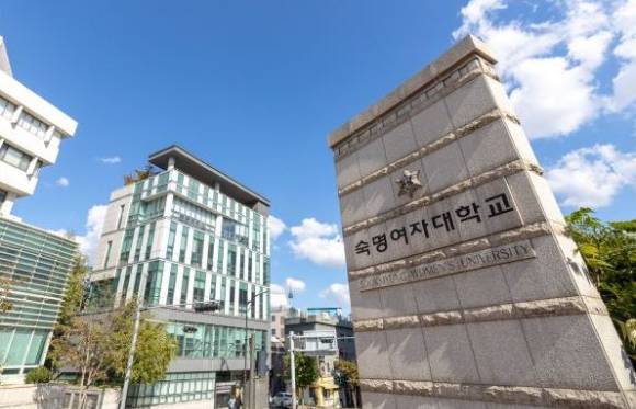 숙명여자대학교가 김건희 여사의 '석사 논문 표절 의혹'을 표절로 잠정 결론내리고 이를 본인에게 통보했으나, 우편물이 모두 반송된 것으로 알려졌다. 사진은 숙명여대 정문 전경. [사진=숙명여대]