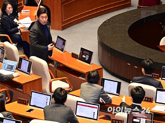 김용만 더불어민주당 의원이 9일 오후 서울 여의도 국회에서 열린 제420회국회(임시회) 제5차 본회의에서 한정애 더불어민주당 의원의 윤석열 대통령 위헌적 비상계엄 선포 내란혐의 및 제주항공 여객기 참사 진상규명 관련 긴급현안질문에서 국민의힘 의원들을 향해 항의하고 있다. [사진=곽영래 기자]