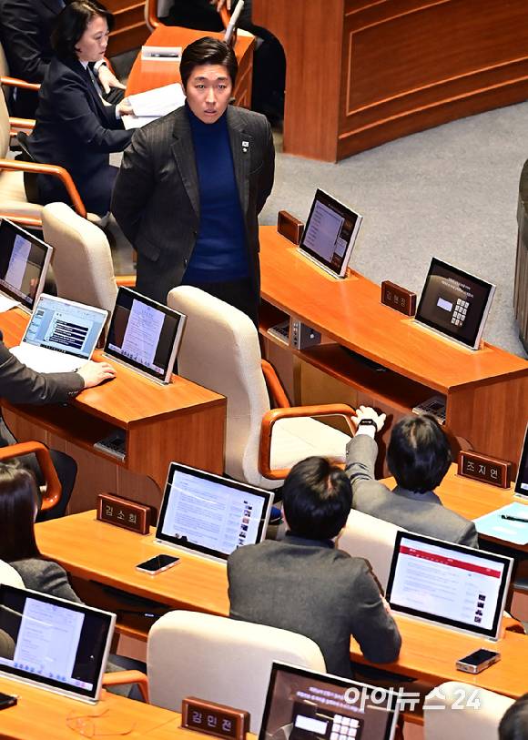김용만 더불어민주당 의원이 9일 오후 서울 여의도 국회에서 열린 제420회국회(임시회) 제5차 본회의에서 한정애 더불어민주당 의원의 윤석열 대통령 위헌적 비상계엄 선포 내란혐의 및 제주항공 여객기 참사 진상규명 관련 긴급현안질문에서 국민의힘 의원들을 향해 항의하고 있다. [사진=곽영래 기자]