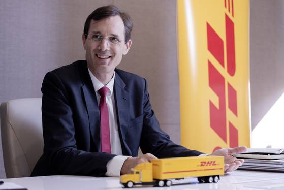 토비아스 마이어 DHL 그룹 총괄 CEO가 7일 오전 서울 마포구 DHL코리아 본사에서 중앙일보와 인터뷰하고 있다. 임현동 기자/ 20250107