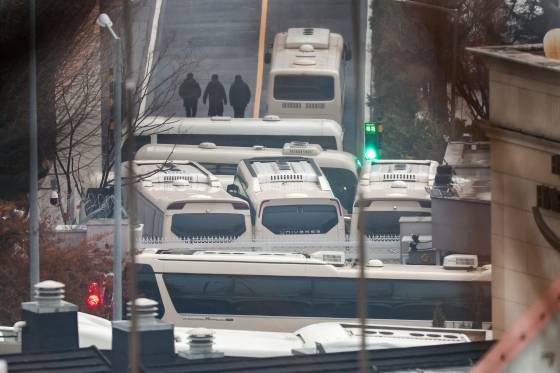 지난 6일 오전 서울 용산구 한남동 대통령 관저 정문에 차벽이 세워져 있다. 뉴스1