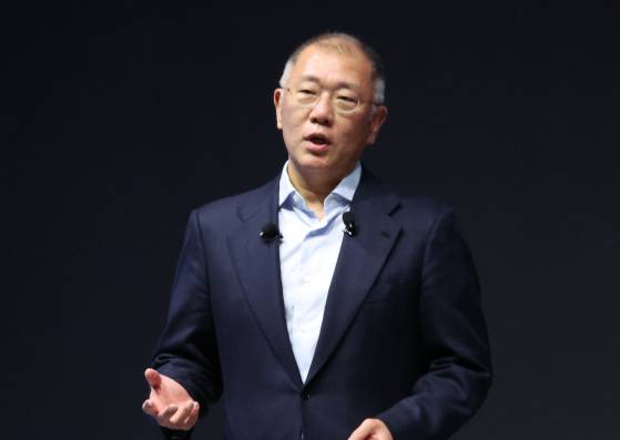 6일 경기 고양시 현대모터스튜디오에서 열린 현대차그룹 신년회에서 정의선 현대차그룹 회장이 발언하는 모습. 이날 정 회장은 위기 상황에서도 비관주의에 빠져 혁신을 도외시해선 안 된다고 말했다. 연합뉴스