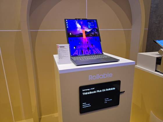 삼성디스플레이 롤러블 올레드(OLED·유기발광다이오드)를 탑재한 레노버의 노트북PC. 라스베이거스=이희권 기자