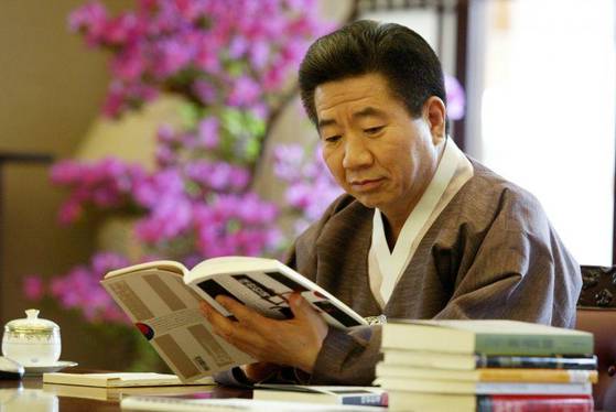 2004년 3월 21일 노무현 대통령이 청와대 관저에서 책을 읽고 있다. 국회의 탄핵 소추로 권한이 정지되면서 독서로 시간을 보냈다. 노무현사료관