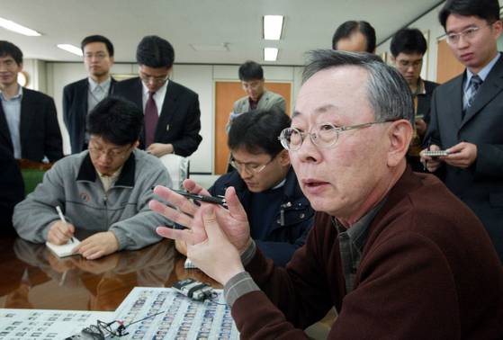 대통령 탄핵안 가결 이후 처음으로 맞은 일요일(2004년 3월 14일)에 기자들과 만난 이헌재 경제부총리. 그는 "주식 팔면 큰 손해 볼 것"이라고 엄포를 놓았다. 중앙포토