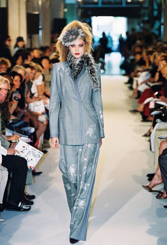 울 소재에 은박 봉황을 찍어 만든 재킷과 바지. [사진 김지해]