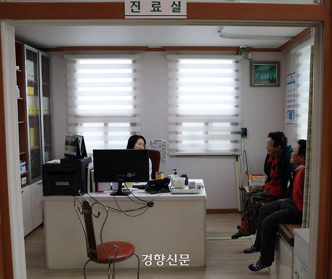전북 순창군 풍산면 두지마을 옆 대가마을 ‘오산진료소’에서 두지마을 어르신들이 진료를 받고 있다. 오산진료소는 간호사 한 사람이 근무하는 시골마을 의료기관이다. 서성일 선임기자