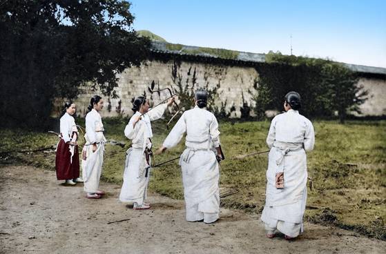 An archery competition among women from affluent families during the Joseon Dynasty (1392-1910) [HSU CHUNG MAO STUDIO]