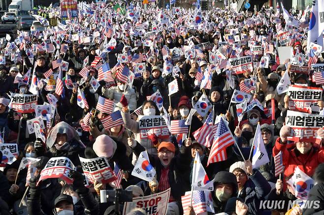 2일 대통령 관저가 있는 서울 용산 한남동 일대에서 윤석열 대통령의 체포영장 집행을 막기 위해 모인 지지자들. 곽경근 대기자