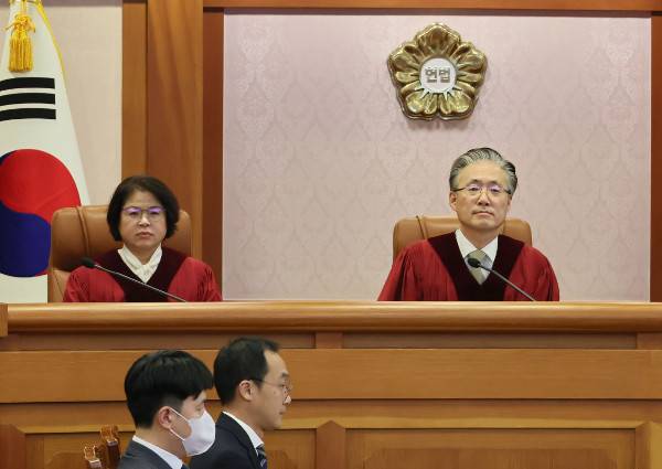 김형두(오른쪽) 김복형 헌법재판관이 8일 서울 종로구 헌법재판소 소심판정에서 최재해 감사원장의 탄핵심판 두 번째 변론준비기일을 앞두고 대기하고 있다. 연합뉴스