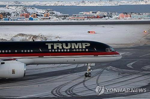 도널트 트럼프 주니어가 탄 전용기가 7일(현지시간) 그린란드 수도에 도착하는 모습 / 사진 = AFP 연합뉴스