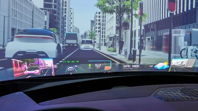 홀로그래픽 윈드쉴드 투명 디스플레이 <사진제공 : 현대모비스>