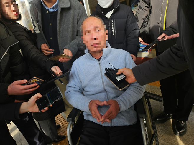 광주지법 순천지원 형사 1부(김용규 부장판사)는 9일 살인과 살인예비 혐의로 기소된 박대성에 대한 1심 선고 공판에서 무기징역을 선고하고 20년간 전자장치 부착을 명령했다. 유족이 재판 후 기자들과 만나 이야기 하고 있다.