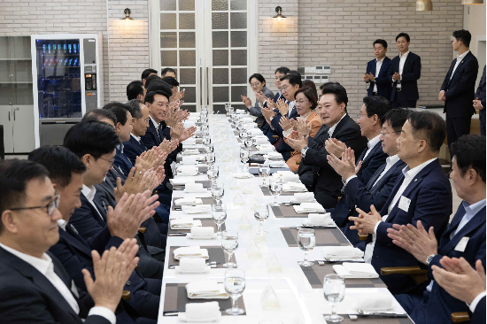 윤석열 대통령이 지난해 10월 국민의힘 원내지도부를 초청한 만찬 자리. (출처=연합뉴스)