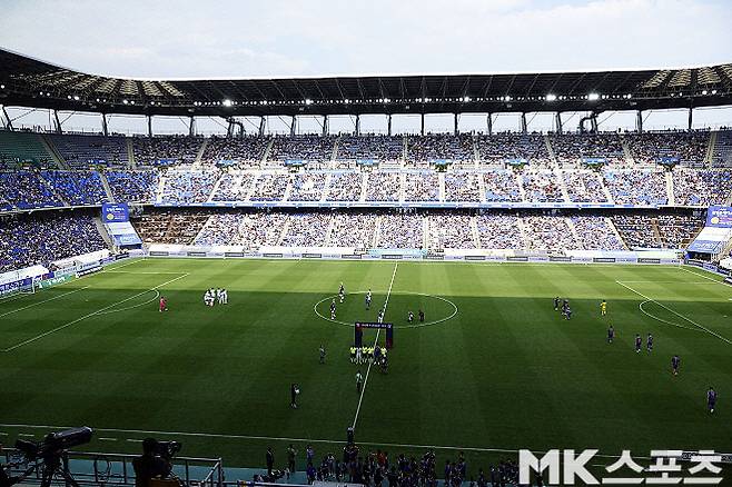 2024년 6월 1일 울산문수축구경기장에서 열린 울산 HD FC와 전북 현대의 경기엔 29,007명의 관중이 찾았다. 사진=이근승 기자