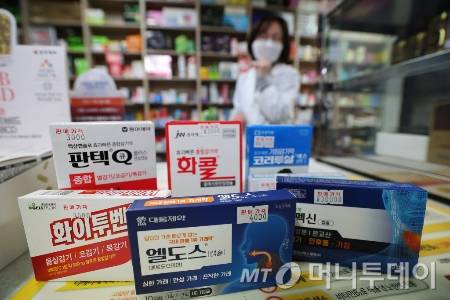 독감(인플루엔자)이 급격하게 확산하고 있는 가운데 7일 서울시내 약국에 종합감기약이 놓여 있다./사진=(서울=뉴스1) 임세영 기자