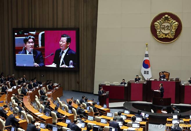 [서울=뉴시스] 고승민 기자 = 오동운 공수처장이 9일 서울 여의도 국회에서 열린 제420회 국회(임시회) 제5차 본회의,  윤석열 대통령 위헌적 비상계엄 선포 내란혐의 및 제주항공 여객기 참사 진상규명 관련 긴급현안질문에서 이철규 국민의힘 의원 질의에 답하고 있다. 2025.01.09. kkssmm99@newsis.com /사진=고승민