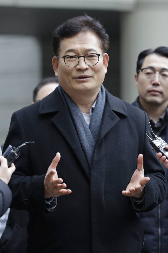 송영길 소나무당 대표가 8일 서울 서초구 서울중앙지방법원에서 열린 ‘더불어민주당 전당대회 돈봉투’ 의혹 선고기일에 출석하며 취재진 질문에 답변하고 있다. 뉴시스
