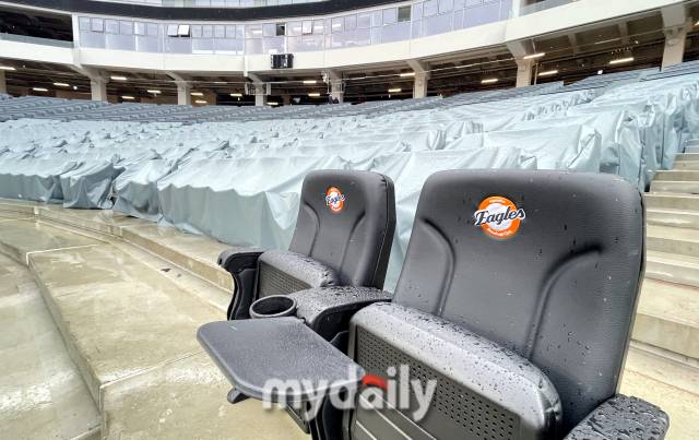 1층 시즌 VIP 좌석이 준비되고 있다. / 송일섭 기자