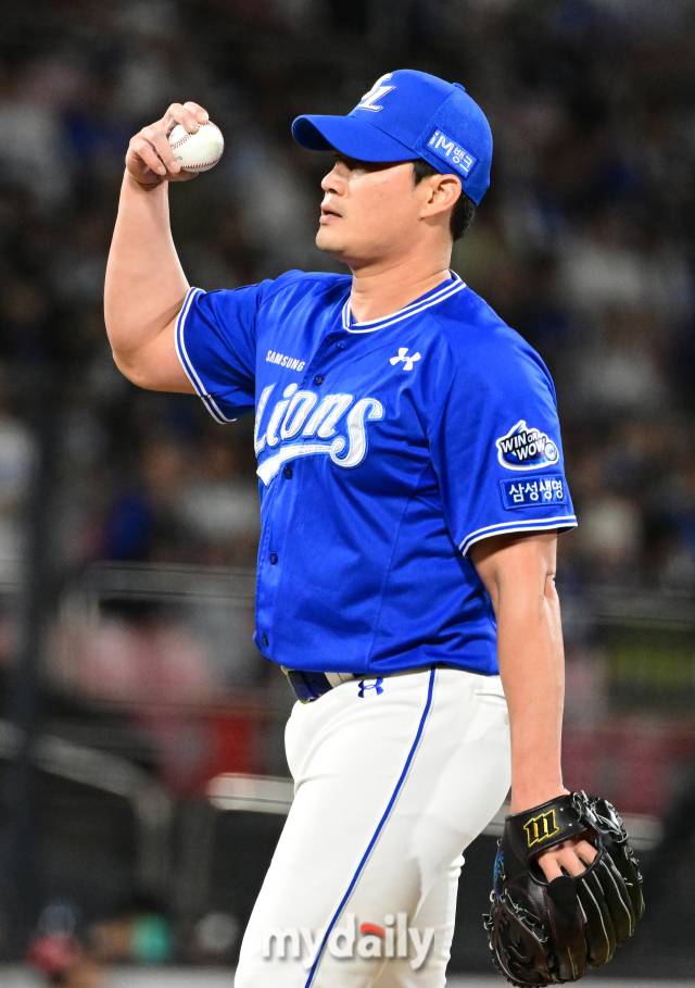 2024년 6월 28일 경기도 수원 KT위즈파크에서 '2024 신한 SOL Bank KBO리그' 삼성 라이온즈와 KT 위즈의 경기가 열렸다. 삼성 오승환이 9회말 1사 1.3루서 KT 홍현빈에게 끝내기 안타를 맞은 뒤 아쉬워하고 있다./마이데일리