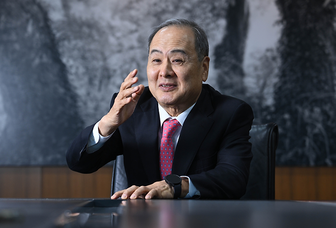 김성집 베이스 회장이 8일 여의도에 위치한 자신의 집무실에서 헤럴드경제와 인터뷰를 하고 있다. 임세준 기자