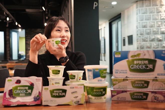 성지예 풀무원다논 브랜드 매니저가 ‘풀무원요거트 그릭’ 제품을 설명하고 있다.  [풀무원 제공]
