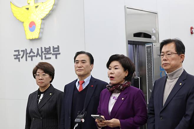 국회 행정안전위원회 조은희 여당 간사 등 국민의힘 의원들과 경찰 출신 이만희 의원이 9일 오전 이상식 민주당 의원이 소셜미디어에 ‘당과 국가수사본부 간의 메신저 역할을 했다’는 내용의 글을 올렸던 것과 관련해 서울 서대문구 경찰청 국가수사본부를 항의 방문한 뒤 취재진 앞에서 발언하고 있다. [연합]