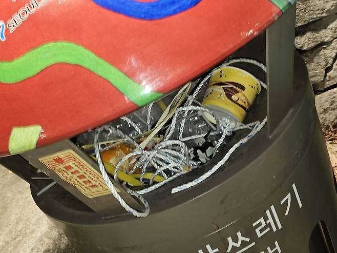 서울 중구의 한 서울형 가로 쓰레기통이 밧줄 등 사업체 폐기물로 가득 차 있다. 김광우 기자.