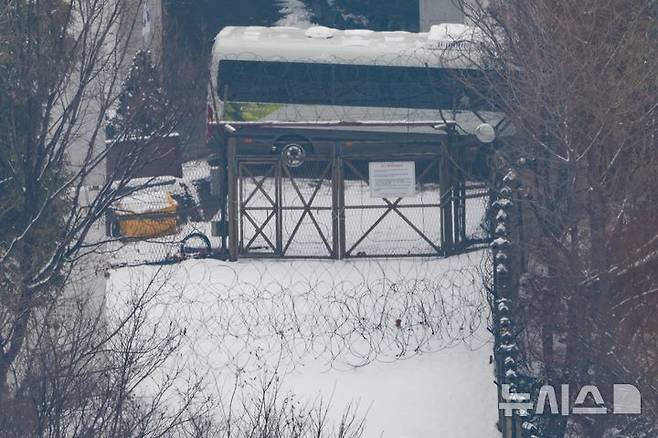 [서울=뉴시스] 김명년 기자 = 5일 오후 서울 용산구 한남동 대통령 관저 인근 산길에 철조망이 설치돼 있다. 2025.01.05. kmn@newsis.com