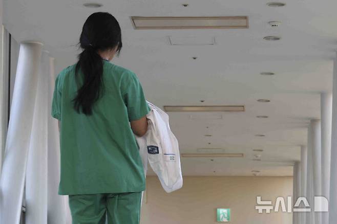 [서울=뉴시스] 김근수 기자 = 의사와 정부 간의 갈등이 계속되는 가운데 24일 오전 서울 시내의 한 대학병원에서 의료진들이 이동하고 있다. 2024.12.24. ks@newsis.com