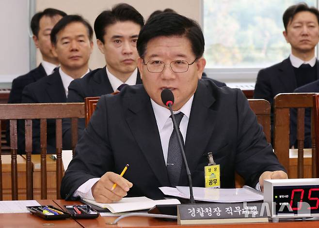 [서울=뉴시스] 조성우 기자 = 이호영 경찰청장 직무대행이 13일 오전 서울 여의도 국회에서 열린 행정안전위원회의 윤석열 대통령 대통령 비상계엄 사태 관련 현안질의에서 의원 질의에 답변하고 있다.  2024.12.13. xconfind@newsis.com