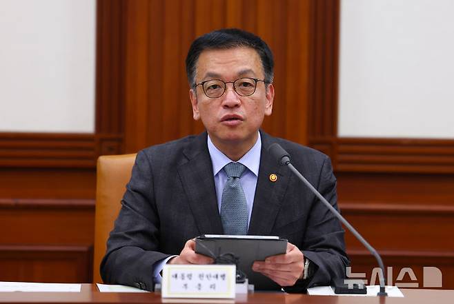 [서울=뉴시스] 최진석 기자 = 최상목 대통령 권한대행 부총리 겸 기획재정부 장관이 9일 서울 세종로 정부서울청사에서 열린 국정현안조정회의 겸 경제관계장관회의에서 발언하고 있다. 2025.01.09. myjs@newsis.com