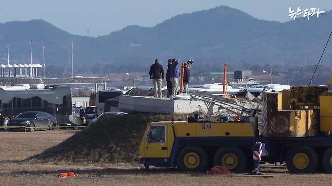 무안국제공항 활주로 내 참사 현장. 참사의 주된 원인으로 지목되는 콘크리트 둔덕과 로컬라이저가 보인다.&nbsp;