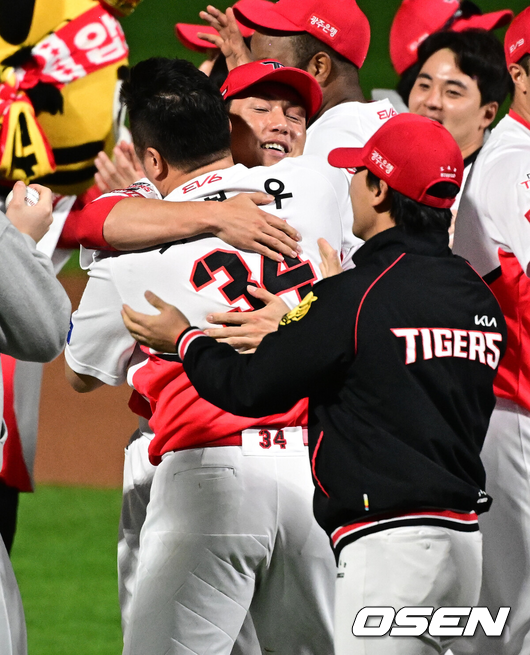 KIA 서건창이 한국시리즈 우승직후 최형우가 포옹하고 있다./OSEN DB