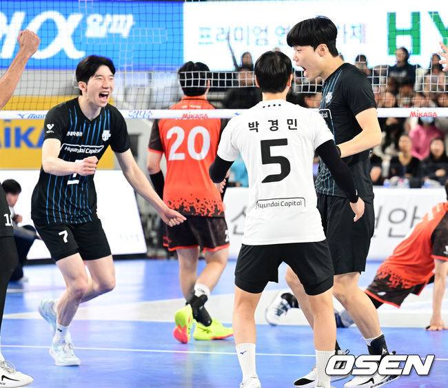 [OSEN=천안, 김성락 기자] 승리가 확정된 순간 현대 손찬홍이 동료 선수들과 기쁨을 나누고 있다. 2025.01.07 / ksl0919@osen.co.kr