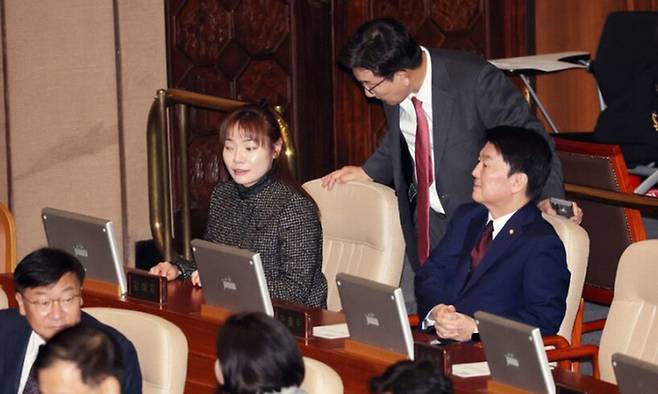 권성동 국민의힘 원내대표가 8일 오후 국회 본회의에서 김예지 의원과 대화하고 있다. 연합뉴스