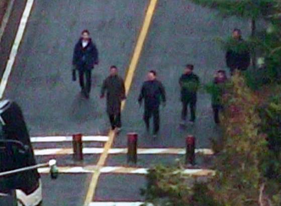 윤석열 대통령으로 추정되는 인물이 8일 낮 서울 용산구 한남동 관저에서 카메라에 포착됐다. 오마이뉴스TV 갈무리