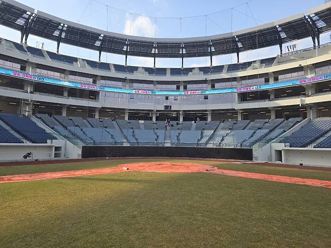 마운드에 올라선 투수가 타석을 바라보는 시야. 대전시 관계자는&nbsp;“관중석과 거리가 짧아 열렬한 응원한 원정팀 투수의 기세를 꺾어 놓을 것”이라고 기대했다. 대전=정필재 기자