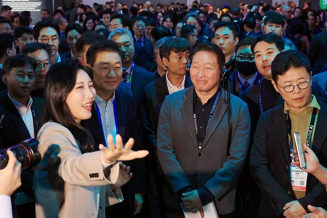 최태원 SK그룹 회장이 8일 오전(현지 시각) CES 2025가 열리고 있는 미국 네바다주 라스베이거스 컨벤션센터 센트럴홀 삼성전자 전시관을 방문해 한종희 삼성전자 디바이스경험(DX) 부문장(부회장)과 설명을 듣고 있다. ⓒ연합뉴스