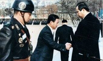 차지철 전 경호실장(오른쪽)이 경복궁에서  국기 하기식을 지휘하던 모습. [동아DB]