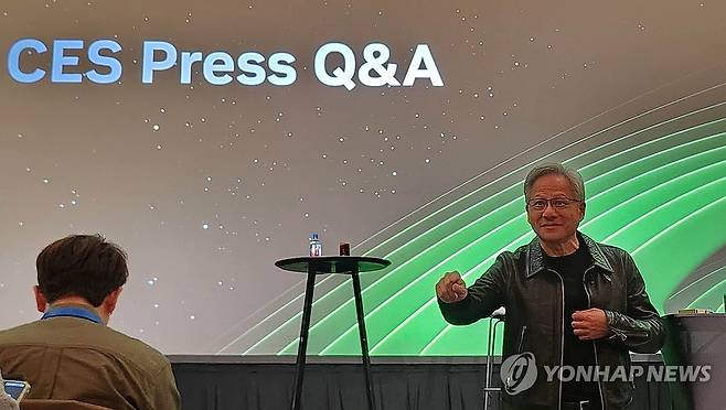 발언하는 엔비디아 CEO 젠슨 황 (라스베이거스=연합뉴스) 김보람 기자 = 젠슨 황 엔비디아 CEO가 7일(현지시간) 미국 라스베이거스 퐁텐블루 호텔에서 열린 글로벌 기자간담회에서 발언하고 있다. 2025.1.8 brk@yna.co.kr
