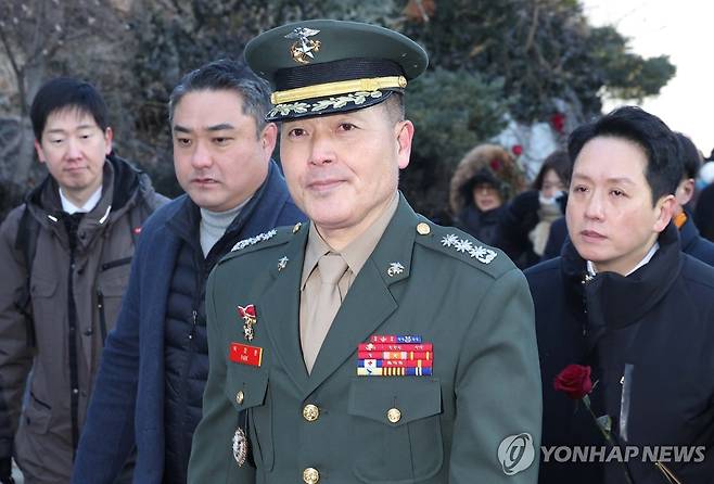 군사법원 향하는 박정훈 전 수사단장 (서울=연합뉴스) 김성민 기자 = 해병대 채모 상병 순직 사건과 관련해 항명과 상관명예훼손 혐의로 기소된 박정훈 전 해병대 수사단장(대령)이 9일 오전 서울 용산구 국방부 군사법원으로 향하고 있다. ksm7976@yna.co.kr