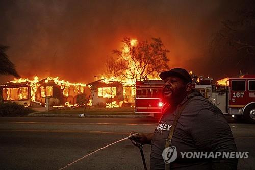 캘리포니아주 이튼서 발생한 산불로 불에 타는 민가 [AP=연합뉴스.재판매 및 DB금지]